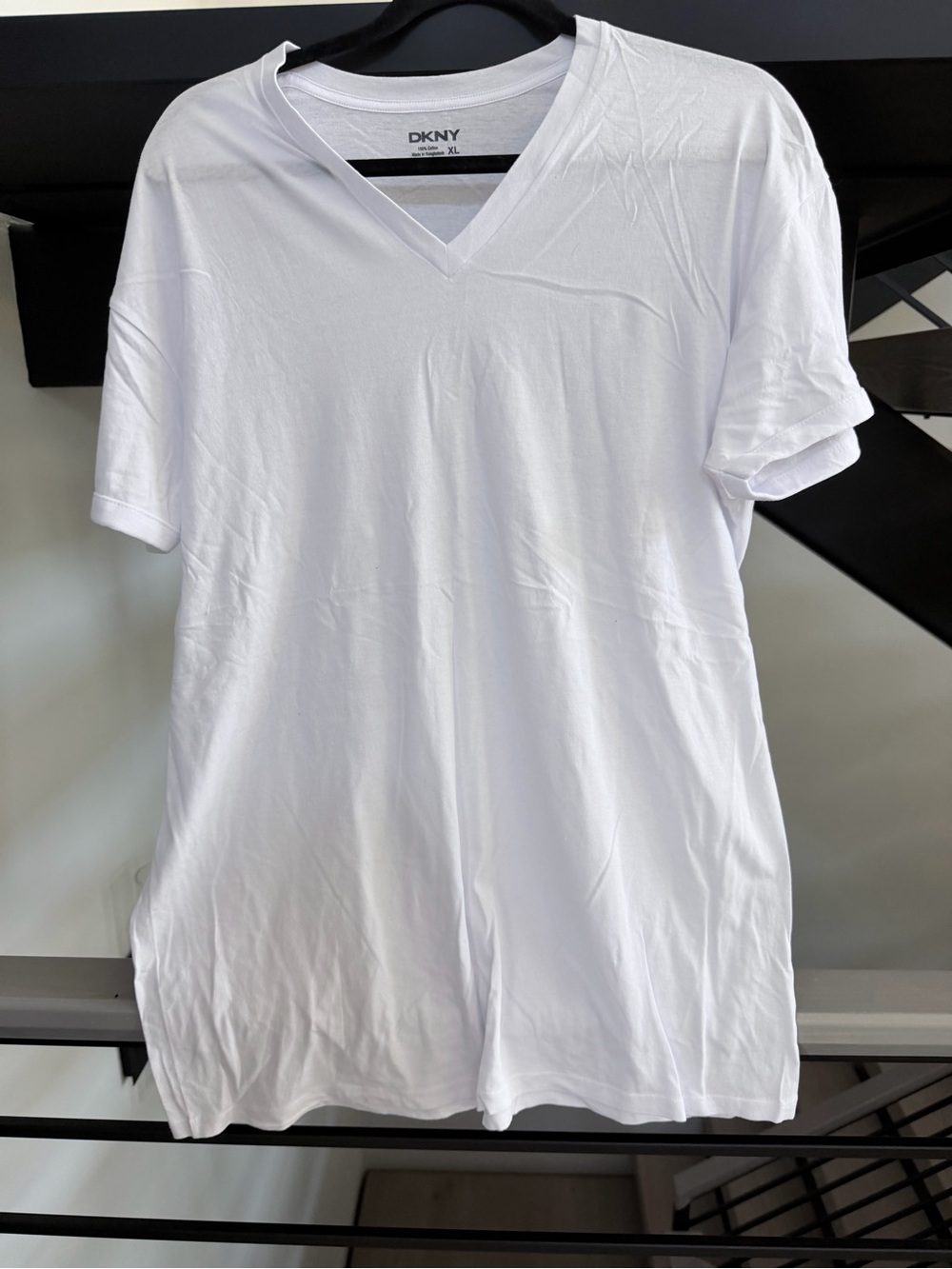 New DKNY Men's White V-Neck T-Shirt size XL